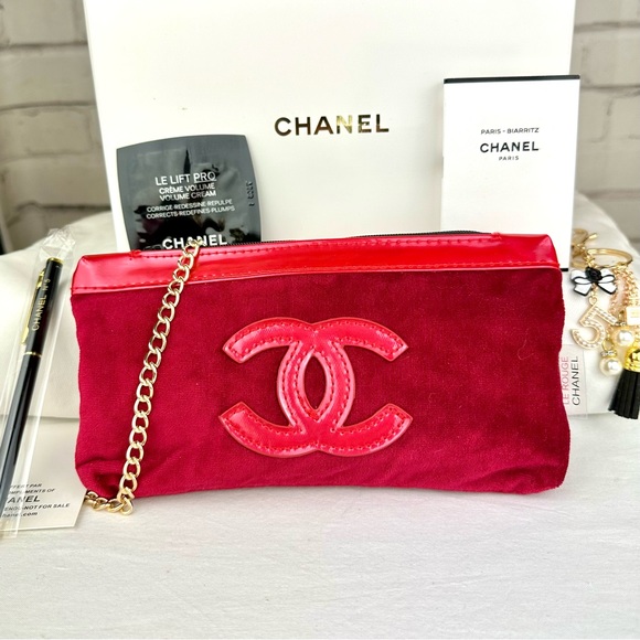 CHANEL crossbody in red velvet CC Beauty line or bum bag with chain & ch… - Picture 4 of 13